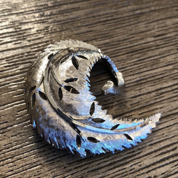 B.S.K. Vintage Silvertone Pin Diamond Cut Leaf - Picture 2 of 12